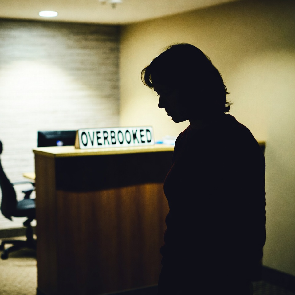 Viesnīca pārrezervēta (overbooking): kad tev pienākas 3x lielāka kompensācija nekā maksāji (2025. gada situācija)